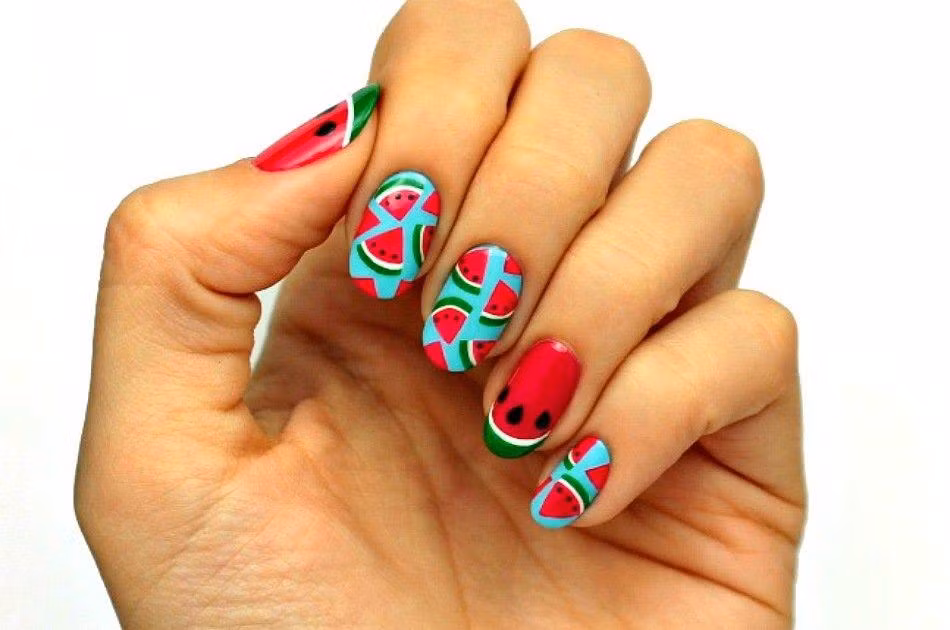 Hoặc chỉ cần trái dưa hấu thôi cũng đủ sinh động rồi.