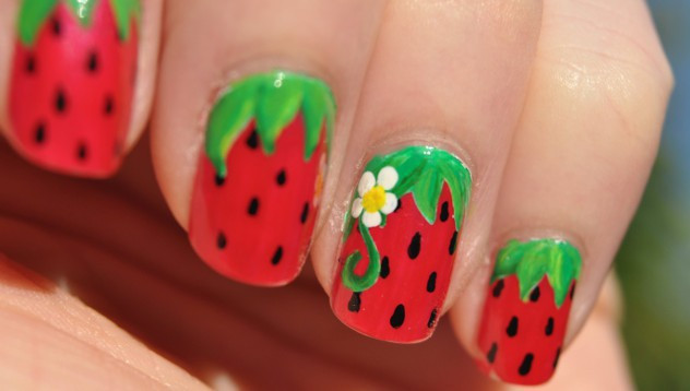 Mẫu nail hình trái dâu tây đỏ tươi rực rỡ.