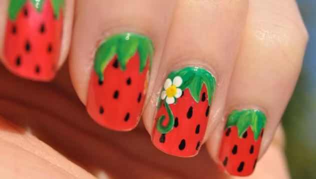 Mẫu nail hình trái dâu tây đỏ tươi rực rỡ.
