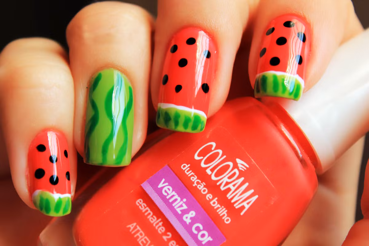 Những mẫu móng tay hình trái cây mang màu tươi vui và sinh động cho ngày hè.