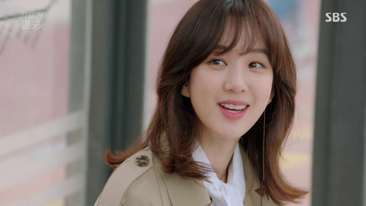 Trong phim Chảo lửa tình yêu (Wok Of Love), cô nàng Jung Ryeo Won vào vai tiểu thư giàu sang đã gây ấn tượng khi dùng thỏi son VDIVOV Lip Cut Rouge Velvet dòng đặc biệt Love Signal.