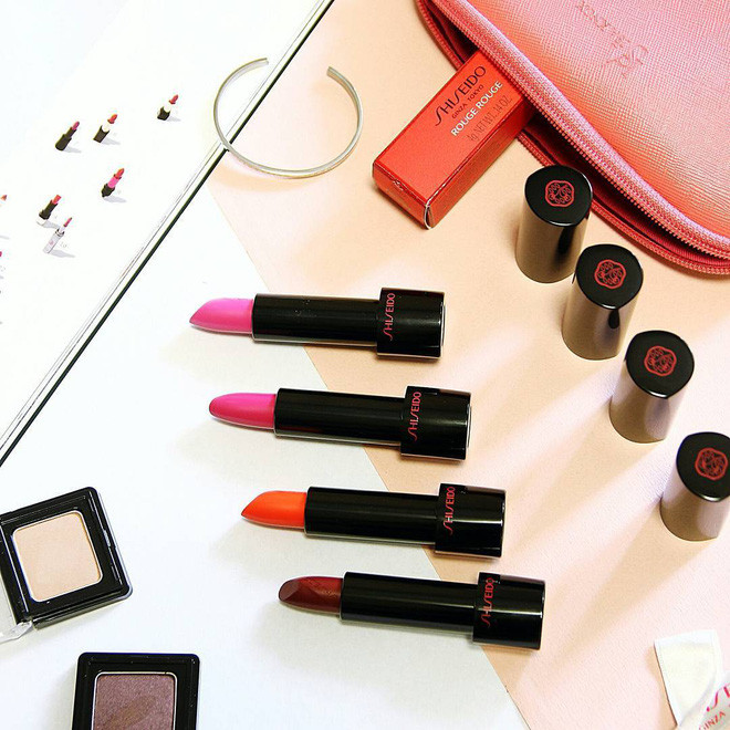 Khi cần trang điểm tươi tắn hơn thì Park Min Young lại sử dụng màu son Shiseido Rouge Rouge RD310 với sắc son thiên về tông hồng nữ tính, sau đó dùng thêm son dưỡng có màu Shiseido UV Lip Color Splash SPF 50+ để môi bóng.