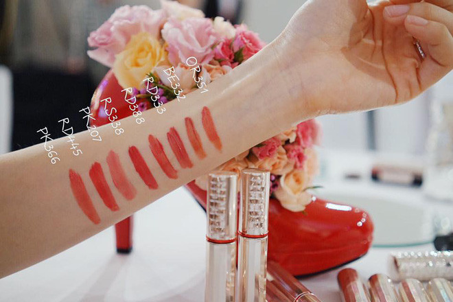 Shiseido MAQuillAGE Watery Rouge là dòng son mà Park Min Young đã sử dụng nhiều nhất trong phim. Cô nàng đã pha trộn 3 màu OR351, RD445, RD388 để có được màu son đẹp cho mình.