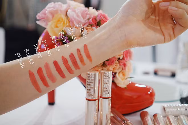 Shiseido MAQuillAGE Watery Rouge là dòng son mà Park Min Young đã sử dụng nhiều nhất trong phim. Cô nàng đã pha trộn 3 màu OR351, RD445, RD388 để có được màu son đẹp cho mình.