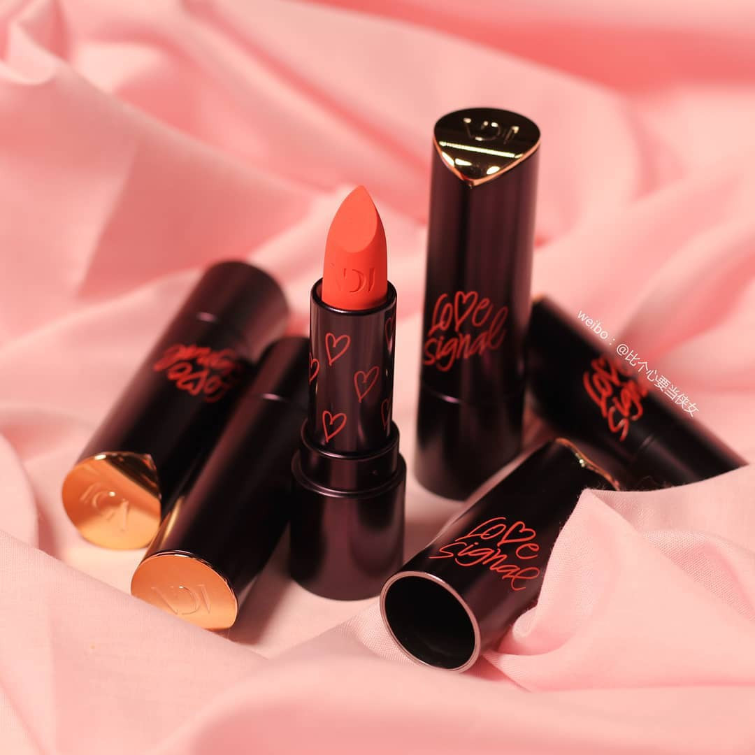 Trên thân son còn khắc họa tiết trái tim và tên dòng son Love Signal.