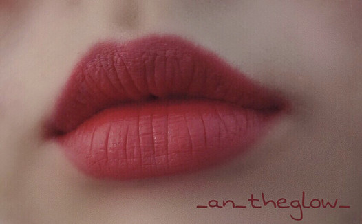 Dòng son kem lì này lên môi khá mềm mịn và bền màu nên được lòng khá nhiều cô gái. Ảnh: Internet. 