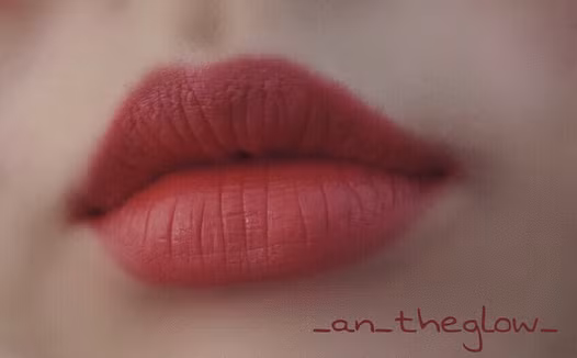 Dòng son kem lì này lên môi khá mềm mịn và bền màu nên được lòng khá nhiều cô gái. Ảnh: Internet. 