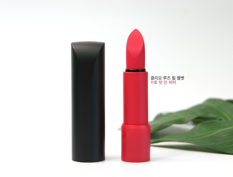  Thỏi son này có thiết kế dáng trụ dài, hơi vát nhẹ ở đầu, khi cầm khá nặng tay. Thiết kế 2 màu đen - đỏ đối lập càng giúp son có vẻ sang trọng, nổi bật. Chất son khá mịn, nhiều dưỡng ẩm giúp môi óng mượt.