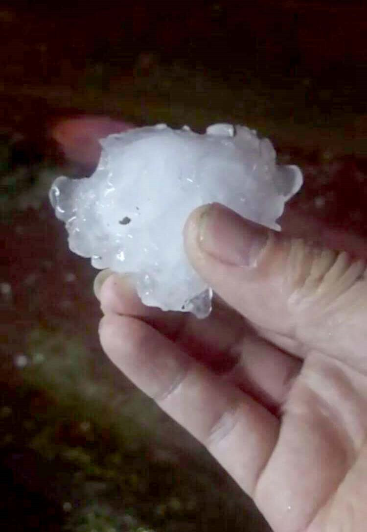 Mưa đá kéo dài khoảng 15 phút với nhiều viên đá lớn có đường kính 2-3 cm, khiến người đi đường phải tìm chỗ ẩn náu. Địa phương đang thống kê thiệt hại do mưa đá gây ra trên địa bàn huyện Simacai.