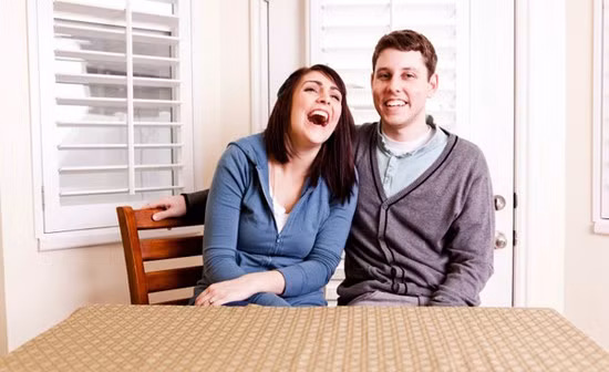 Đàn ông thích phụ nữ cười khi gặp mặt nhau và phụ nữ thực sự cười nhiều hơn nam giới 125%.