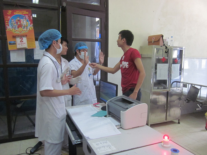 Đại biểu Phan Thái Bình băn khoăn về tình trạng hành hung bác sĩ tại các bệnh viện công. Ảnh: Lao Động.