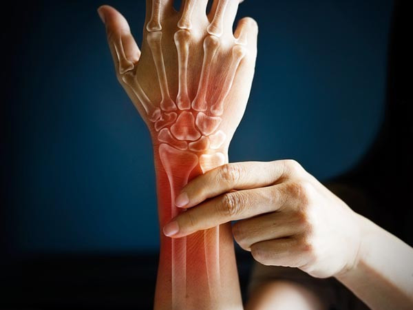 10. Cải thiện sức khỏe của xương: Sức khỏe xương có xu hướng xấu đi theo độ tuổi, điều này khiến bạn dễ bị gãy xương. Đậu mắt đen chứa các khoáng chất khác nhau bao gồm canxi, phốt pho, kali, magiê, natri... giúp tăng cường mật độ xương. Ảnh: Boldsky.