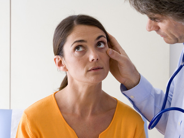 9. Điều trị thiếu máu: Hãy ăn các thực phẩm giàu sắt như đậu đen mắt trong chế độ ăn uống để tăng hàm lượng sắt trong máu và điều trị thiếu máu.