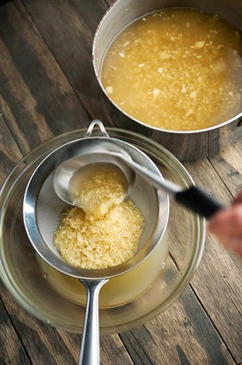 Bỏ bã, chắt lấy nước.