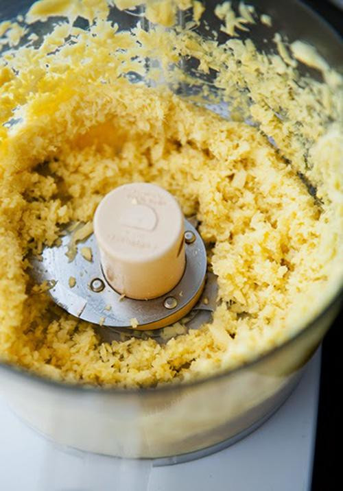 Xay nhuyễn gừng bằng máy xanh sinh tố.