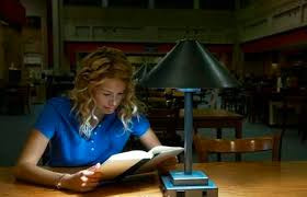 Đọc sách trong ánh sáng mờ khiến mắt bạn mờ đi là suy nghĩ sai lầm. Đọc trong môi trường thiếu ánh sáng chỉ khiến bạn bị mỏi mắt.