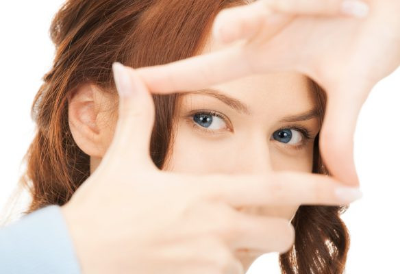 Mắt sẽ khô hơn vào mùa đông. Vì vậy, bạn nên dùng máy làm ẩm trong phòng ngủ để bôi trơn mắt và uống nhiều nước.