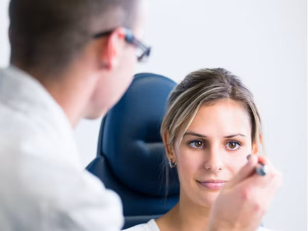 Một trong những sự thật bất ngờ về đôi mắt mà bạn ít biết là sử dụng máy tính không làm tổn thương mắt của bạn. Việc dùng máy tính không thực sự gây tổn hại về thể chất hoặc gây tổn hại cho sức khoẻ. Tuy nhiên, nhìn nhiều vào màn hình máy tính vẫn khiến bạn bị mỏi mắt. Do vậy, hãy nghỉ ngơi mỗi 20 phút dùng máy tính.