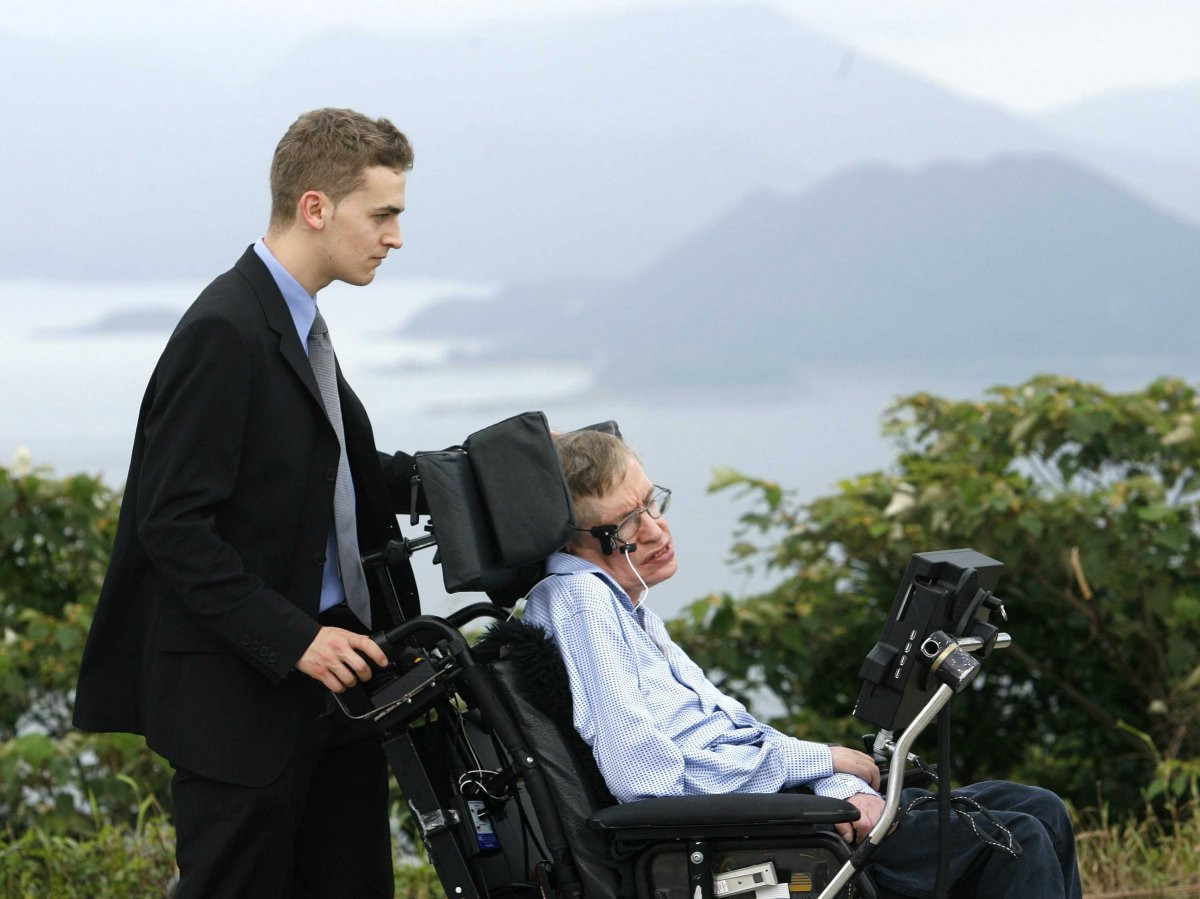 Bằng tài năng và những nỗ lực làm việc chăm chỉ cũng như cống hiến to lớn cho khoa học, ông trở thành giáo sư vật lý năm 35 tuổi. Đến năm 1976, ông nhận Huy chương Albert Einstein và bằng tiến sĩ danh dự từ ĐH Oxford.