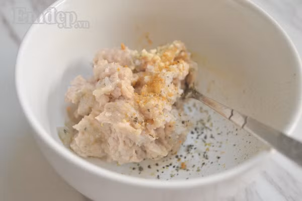 Bước 2: Sau đó trút ra bát rồi nêm nếm gia vị vừa ăn với muối, tiêu.