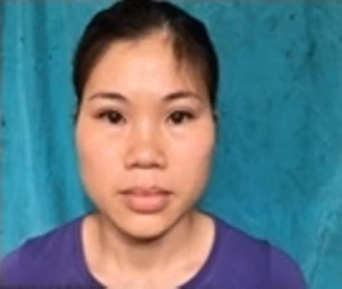 Ngô Thị Nga cùng phương tiện đánh bạc của các đối tượng và số tiền thu tại chiếu bạc.