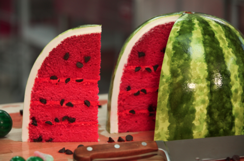 Mới nhìn, bạn có nhầm chiếc bánh kem này là một quả dưa hấu thật?