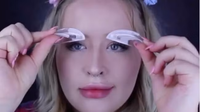 Sản phẩm tem lông mày là giải pháp giúp các cô gái rút ngắn thời gian kẻ lông mày. Tất cả những gì bạn cần làm là dán tem lên vùng lông mày rồi chờ một lúc rồi bóc đi là xong. Nguồn ảnh: BS.