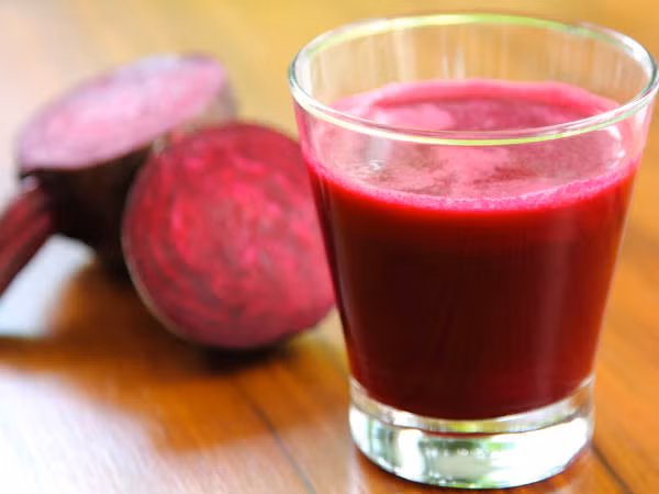 Củ cải đường chứa nitrat. Chất này được chuyển hóa thành nitrit và khí oxit nitric khi cơ thể dung nạp, ảnh hưởng đến huyết áp vì nó mở rộng động mạch. Do vậy, ăn củ cải đường mỗi ngày có thể làm giảm huyết áp trong vòng 3 ngày.