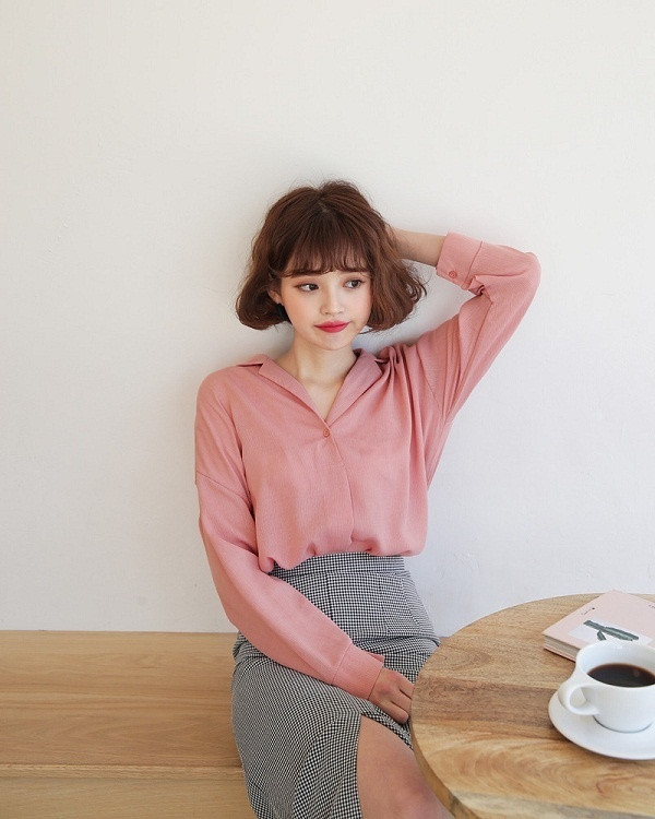 Với màu hồng nhạt, bạn nên kết hợp với các gam màu trung tính là phù hợp và đẹp nhất.