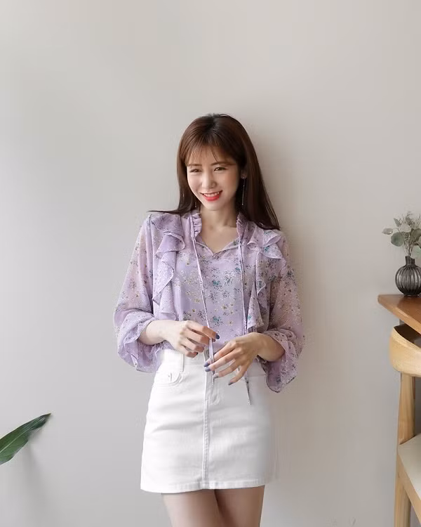 Để tạo sự cân bằng cho tổng thể hãy mix trang phục màu tím lavender với các gam màu khác, mà điển hình như trắng tinh khôi chẳng hạn.