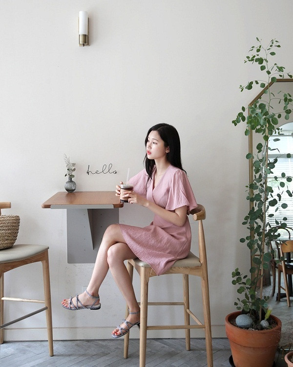 Váy liền quấn - kiểu váy cổ điển với tông hồng nhạt hiện đang là một trong những item được các fashionista vô cùng yêu thích.