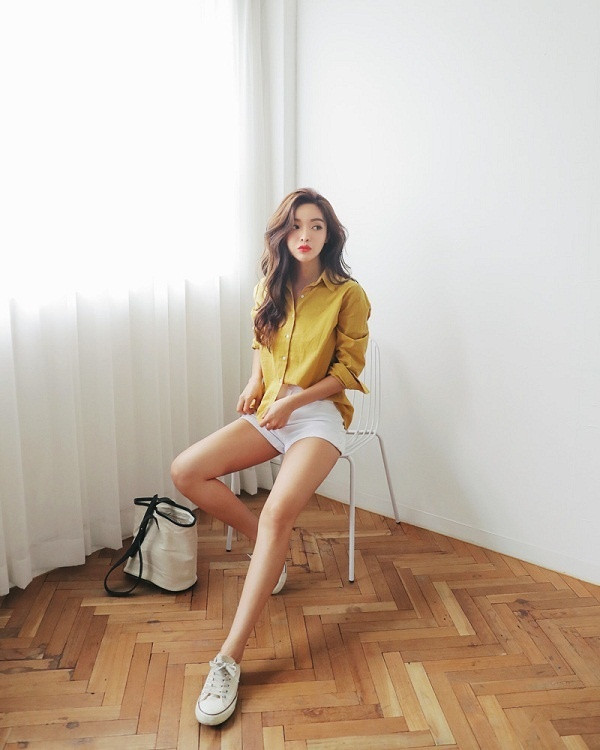 Để diện đồ với gam vàng được trở nên tinh tế nhất, các bạn gái nên mix với những món đồ có tông màu trung tính như đen trắng để tổng thể được hài hòa.