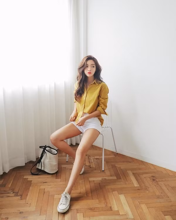 Để diện đồ với gam vàng được trở nên tinh tế nhất, các bạn gái nên mix với những món đồ có tông màu trung tính như đen trắng để tổng thể được hài hòa.