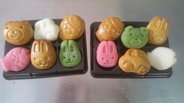 Những chiếc bánh này được làm từ khuôn xinh xắn.