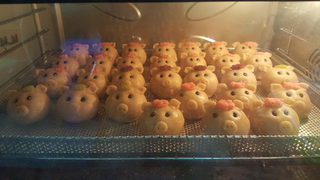 Vì nhỏ xinh nên những chiếc bánh hình thú cũng có giá khá rẻ, chỉ khoảng 10.000 - 30.000 đồng/cái.