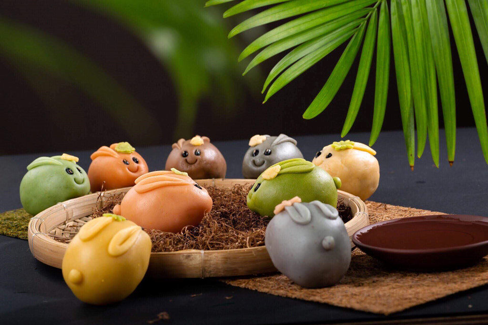 Những chiếc bánh Trung thu hình thú có kích thước rất nhỏ, chỉ bằng khoảng 1/4 của chiếc bánh truyền thống. Nhân thường là nhân nhuyễn từ các vị đậu xanh, khoai môn, đậu đỏ, trà xanh,…