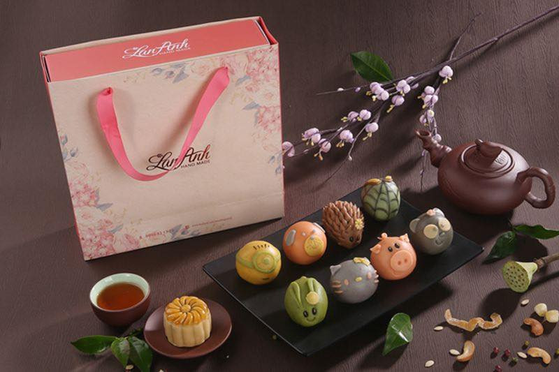 Màu bánh được làm từ các loại rau củ tự nhiên nên người tiêu dùng khá an tâm.