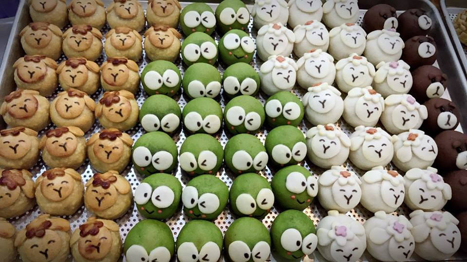 Loại bánh nặn bằng tay có nhiều màu sắc đa dạng và hình thù đáng yêu.