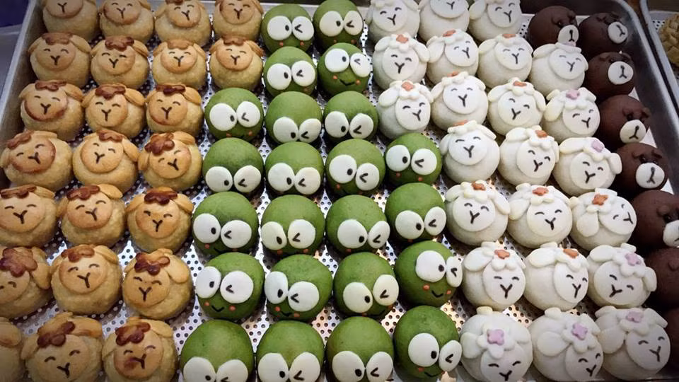 Loại bánh nặn bằng tay có nhiều màu sắc đa dạng và hình thù đáng yêu.