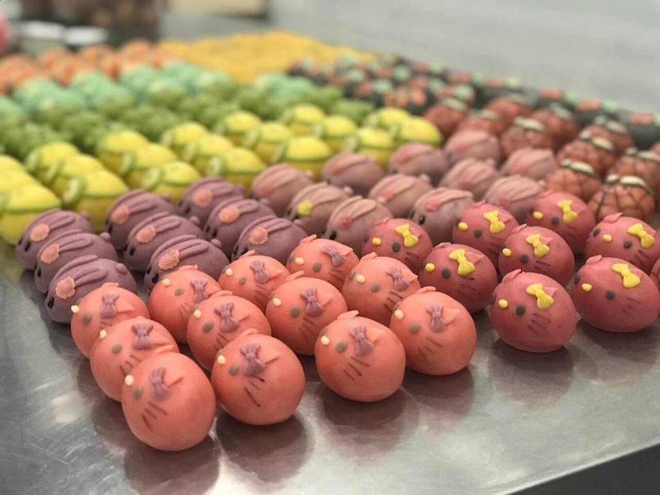 Bánh còn tái hiện nhiều nhân vật hoạt hình như mèo Hello Kitty, Minion, người Nhện...