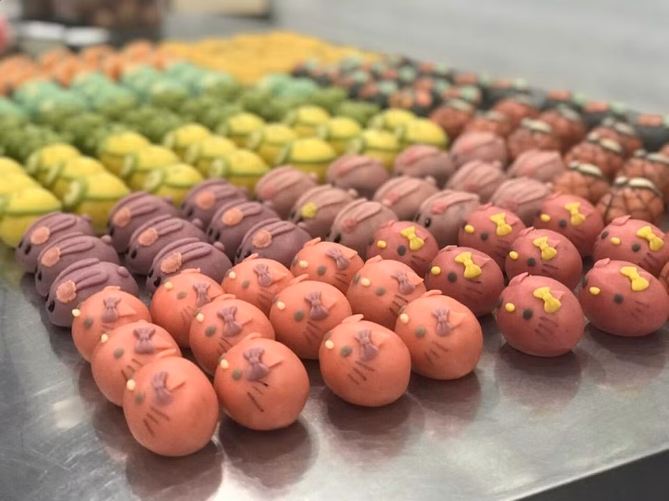 Bánh còn tái hiện nhiều nhân vật hoạt hình như mèo Hello Kitty, Minion, người Nhện...