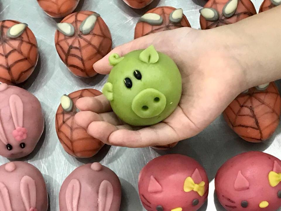 Bánh có hình thù cực đáng yêu thích hợp làm quà tặng cho bé dịp trung thu.