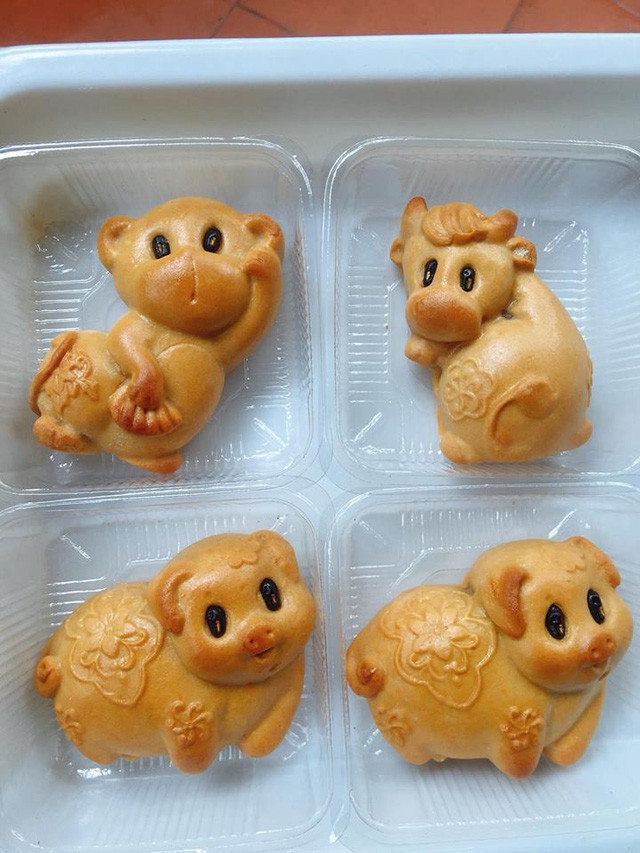 Bánh trung thu hình con vật ngộ nghĩnh có 2 loại, một loại được nặn bằng tay và một loại làm từ khuôn.