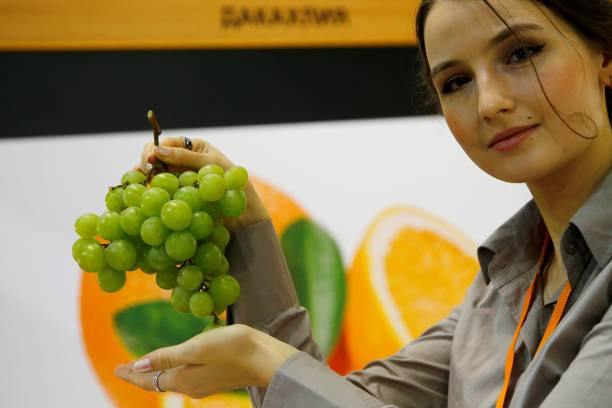 Bên cạnh việc thưởng thức nho tươi của Nga, bạn có thể mua các sản phẩm từ nho về làm quà.