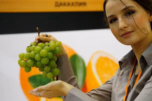 Bên cạnh việc thưởng thức nho tươi của Nga, bạn có thể mua các sản phẩm từ nho về làm quà.