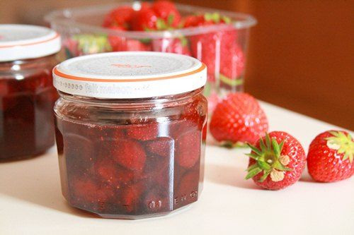 Bạn có thể tìm thấy những quả dâu tây chín mọng hay mứt dâu ở bất cứ đâu, từ các cửa hàng tiện lợi đến siêu thị với mức giá phải chăng.