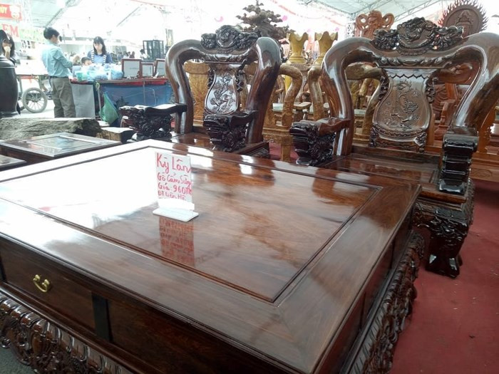 Bộ bàn ghế có trọng lượng khoảng1,6 tấn, được làm từ các loại gỗ già quý hiếm có tuổi đời hàng trăm năm, được chạm khắc kỳ lân vô cùng tinh xảo. (Ảnh: vietq.vn).
