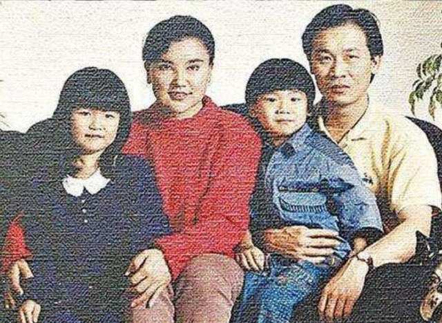 Mặc dù đã có cùng nhau hai con nhưng Trần Diệu Phát ngang nhiên ngoại tình, thậm chí dắt nhân tình về nhà, cùng nhau ăn cơm sau khi đã "vui vẻ".