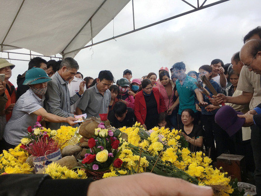 Nhiều người dân cuồng tín, tụ tập cúng bái "rắn thần" gây xôn xao dư luận trong mấy ngày qua - ảnh Minh Tuấn.