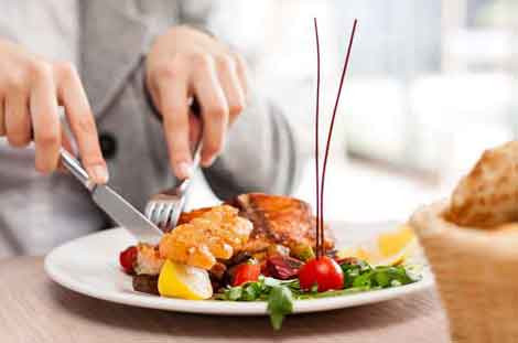 Khi ăn uống bên ngoài lề đường hoặc trong một tiệm ăn bất kỳ, Trong khi nấu ăn, nếu một người đang nhảy mũi hoặc bị bệnh, nó có thể làm cho thức ăn bị ô nhiễm, không đảm bảo vệ sinh.